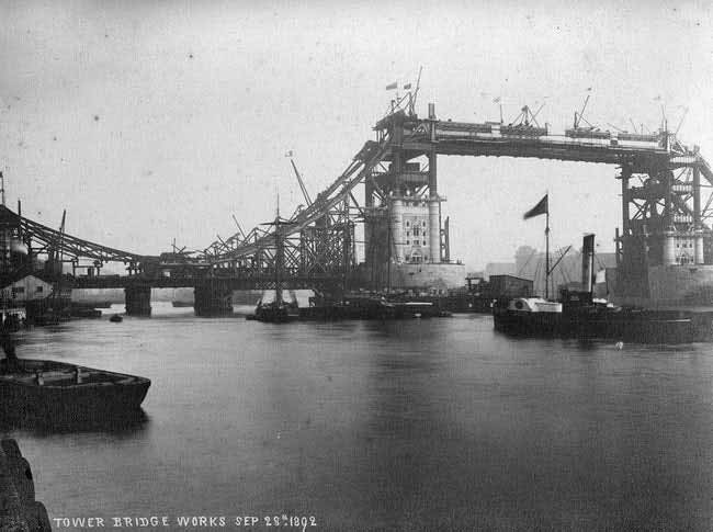 fotografii din timpul construirii tower bridge