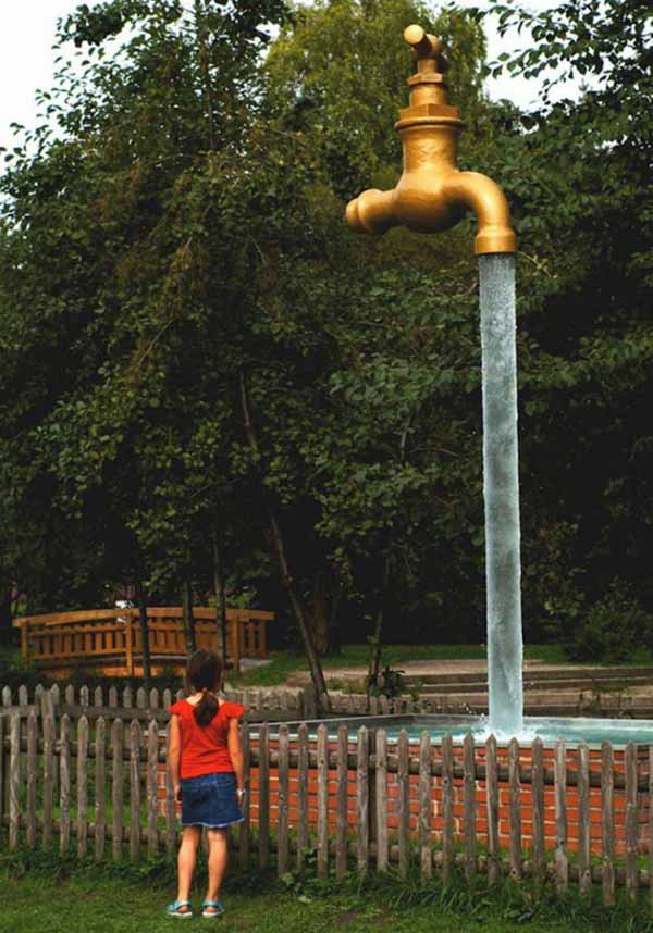 sculptura robinetul urias