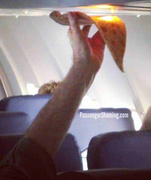 pasageri din avion pizza la bec