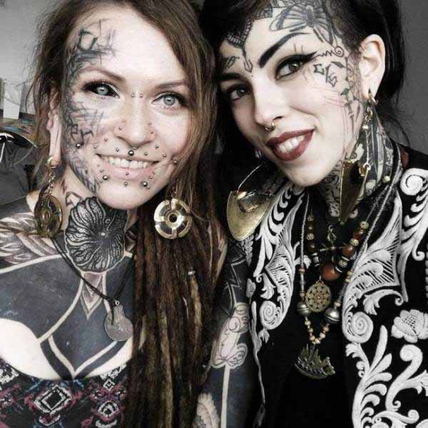 fete cu tatuaje pe faţă