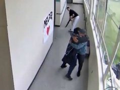îmbrăţişează un elev înarmat
