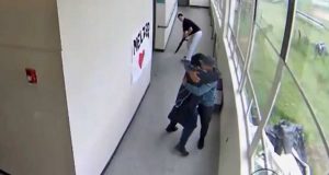 îmbrăţişează un elev înarmat
