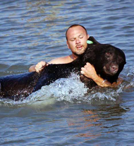 bărbat a salvat un urs